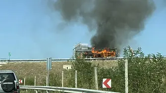 Камион се запали на автомагистрала „Струма”