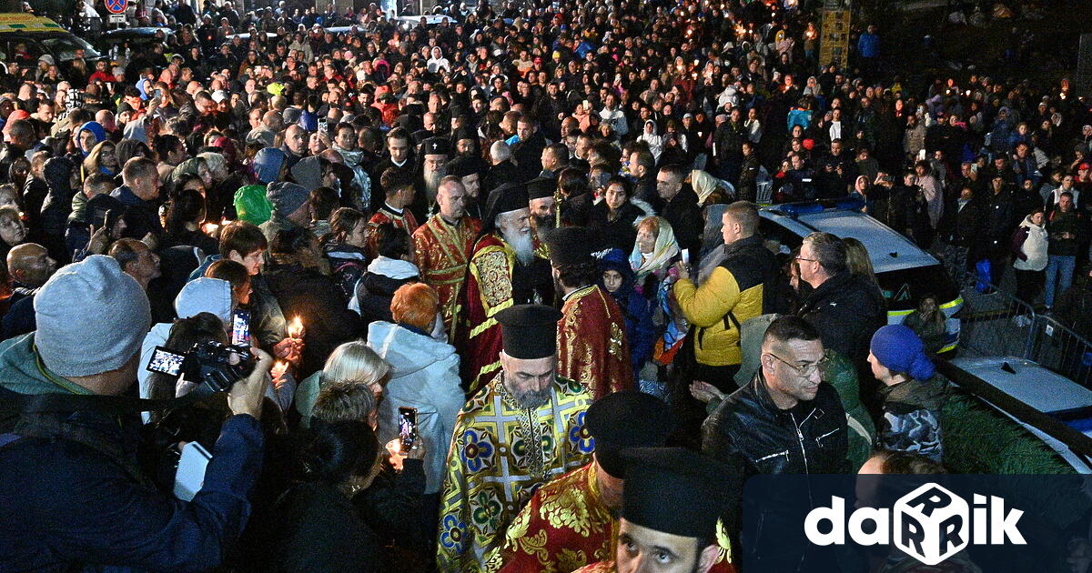 Под звуците на тържествени камбани и в присъствието на висши