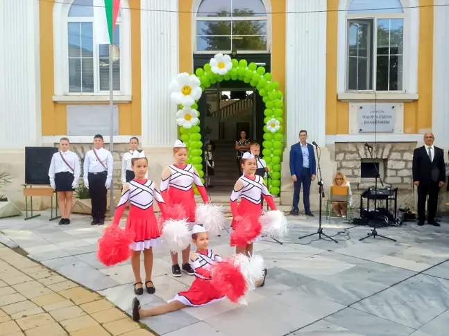 321 ученици ще се обучават през новата учебна година в ОУ "Христо Ботев" - Мездра