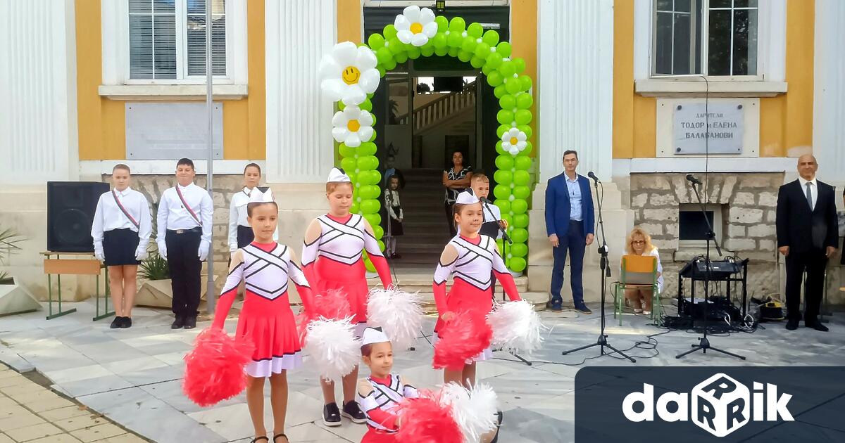 По традиция новата учебна година в най голямото основно училище в