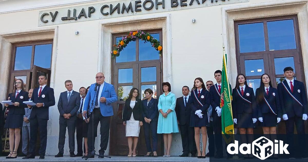Всички учебни заведения отбелязаха с празнични церемонии началото на новата