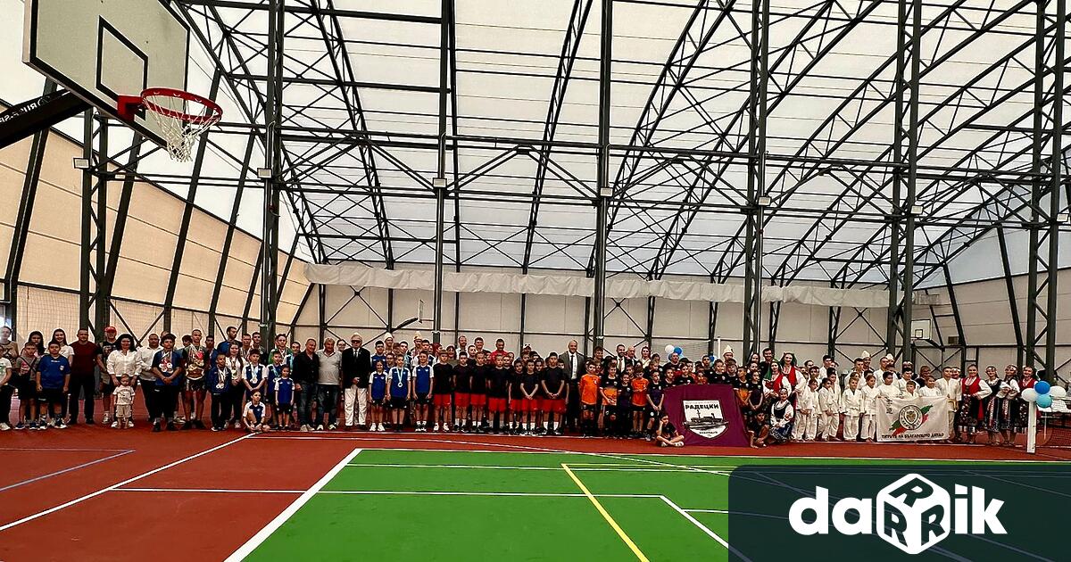 Церемонията по официалното прерязване на лентата бе извършена от кмета