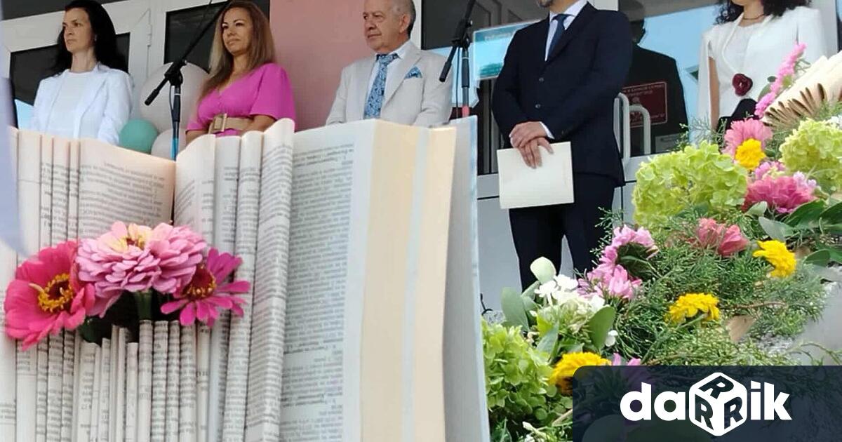 Кметът д р Иванов специално поздрави първокласниците като им пожела здраве