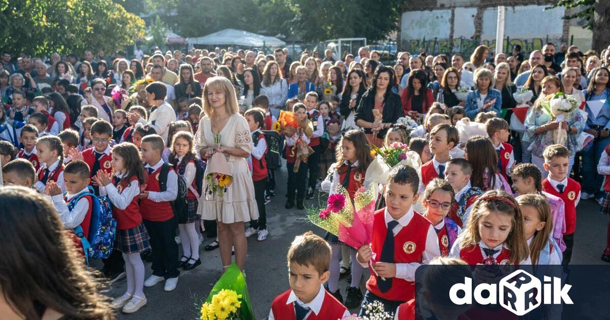 Тържествено и с посрещане на националния флаг и под звуците