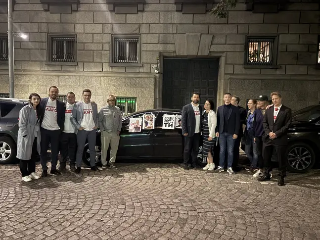 Входовете откъм служебния паркинг на парламента осъмнаха блокирани от коли
