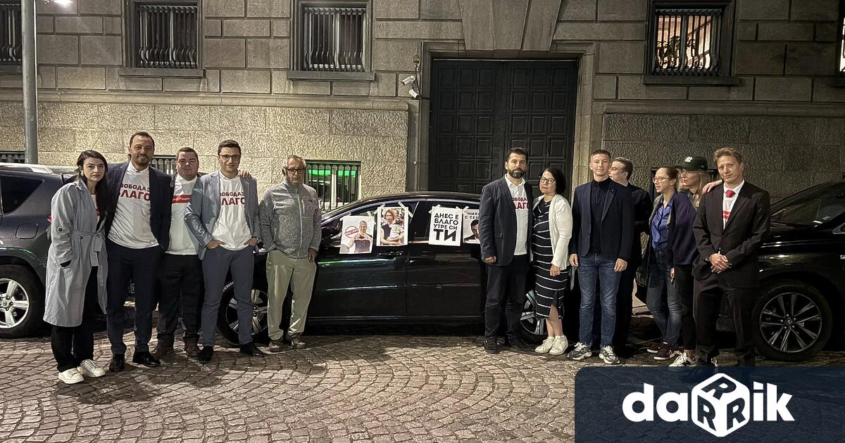 Рано сутринта на 18 септември няколко коли блокираха входовете откъм