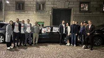 Входовете откъм служебния паркинг на парламента осъмнаха блокирани от коли
