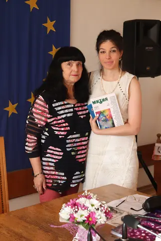  Людмила Стоянова показа третата си книга „ Спусъци ” в родния си град Левски 