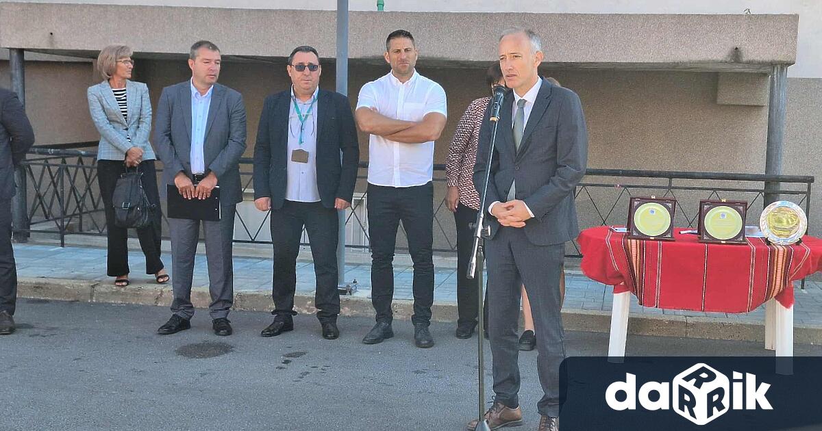 Министърът на образованието и науката Красимир Вълчев днес е на