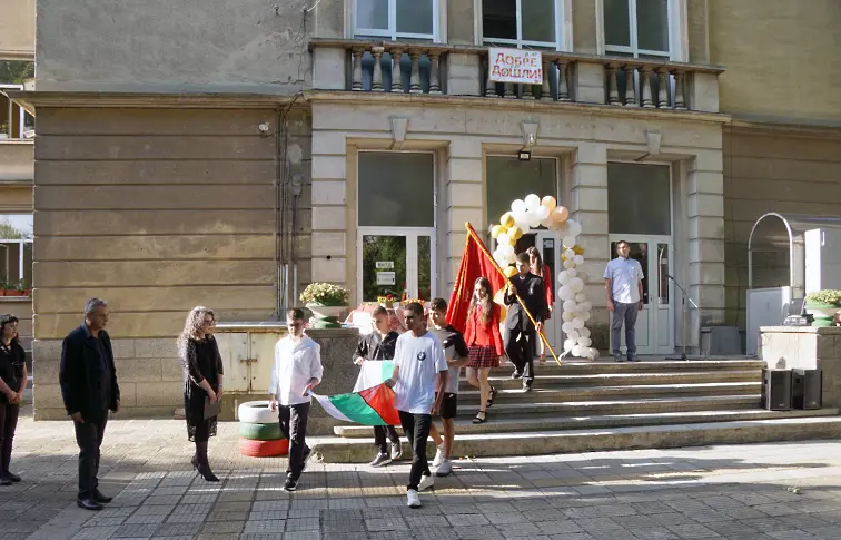 Тържествено беше открита новата учебна година във всички училища  в град Левски
