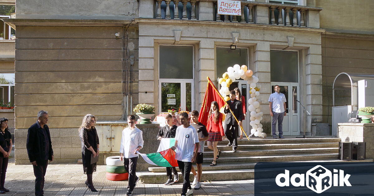 Празничният първиучебен ден по традиция започна с издигане на училищните
