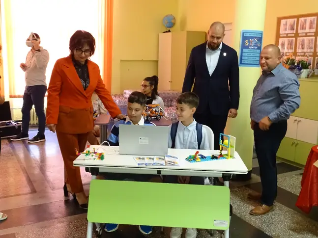 В първия учебен ден в ОУ „Валери Петров“ отвори врати новоизграден STEM център
