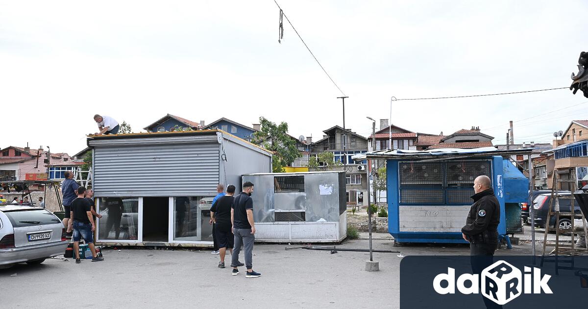 Принудително отстраняване на пет павилиона поставени без основание на общински