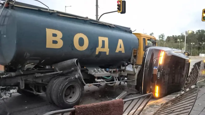 Кола се обърна, след като се удари в цистерна в София 