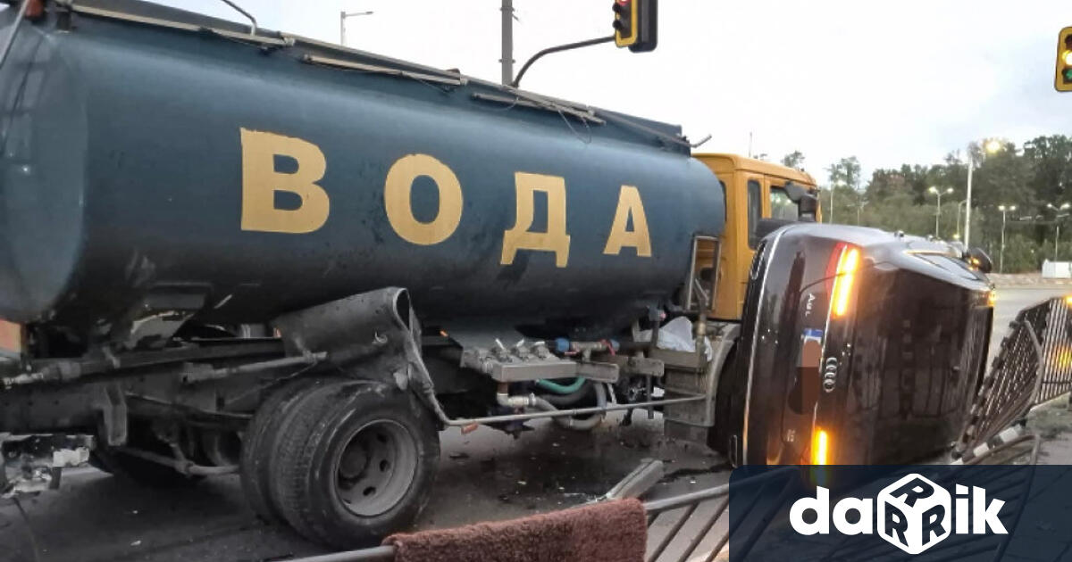 Лек автомобил се е ударил в цистерна миеща улиците в