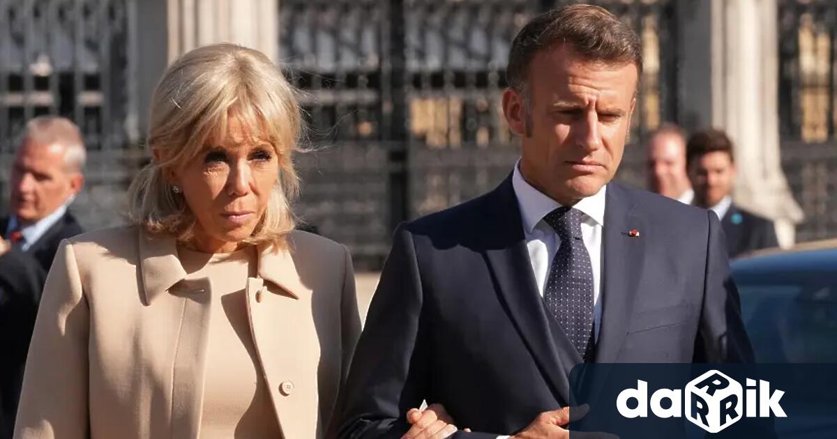 Френският президент Еманюел Макрон и съпругата му Бриджит подготвят представянето
