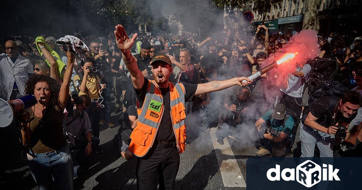 Масово недоволство във Франция – близо 1 милион души излязоха