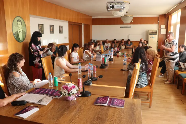  Людмила Стоянова показа третата си книга „ Спусъци ” в родния си град Левски 