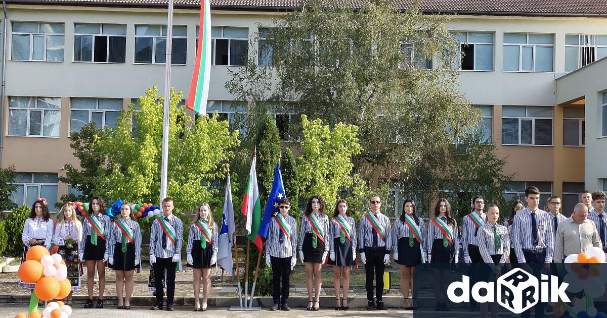 С тържество в двора на училището новият директор на елитната