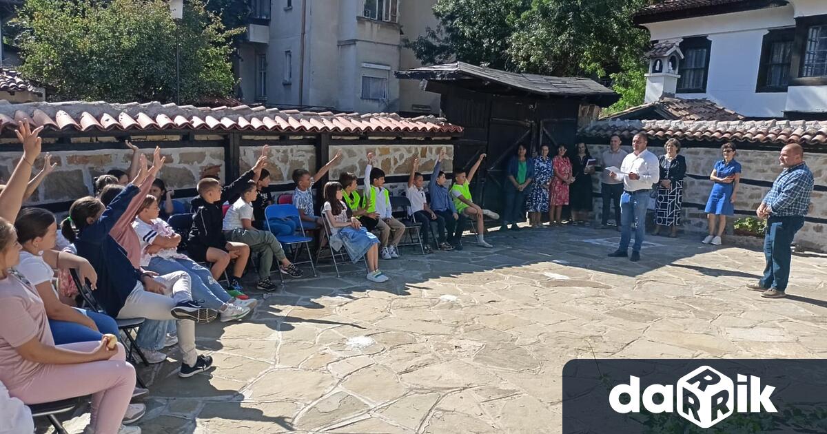 Четвъртокласници от плевенското НУ Отец Паисий проведоха днес открит урок