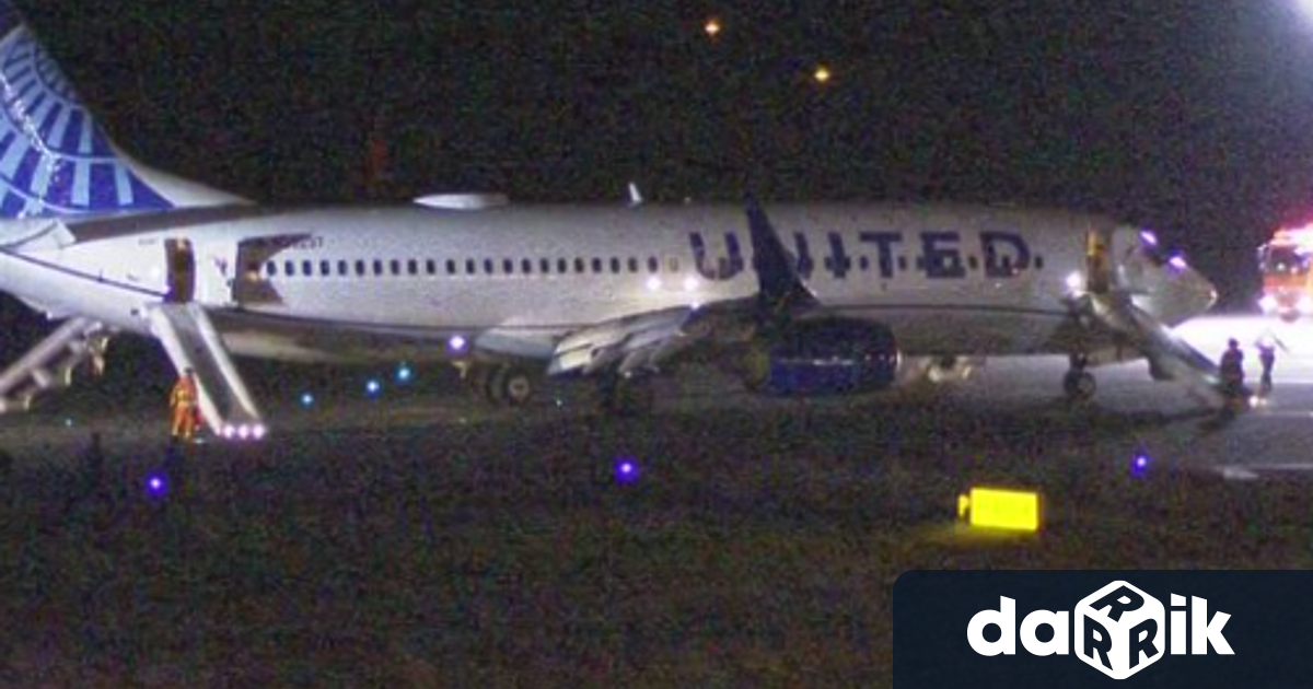 Пътници са били евакуирани чрез аварийни пързалки от самолет на