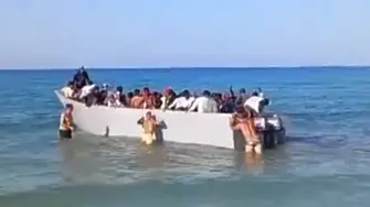 Връщайте се обратно: туристи отпратиха лодка с емигранти от Либия обратно в морето(ВИДЕО)
