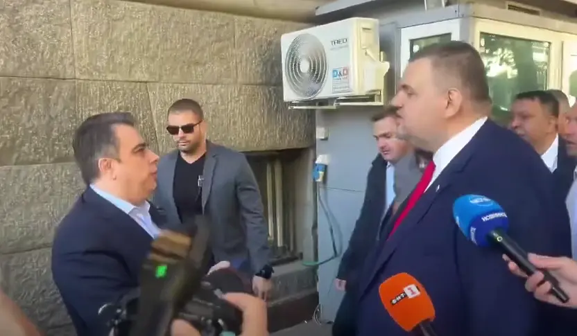 „Какво искаш, Асене?“: Пеевски и Асен Василев се спречкаха пред НС