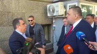 „Какво искаш, Асене?“: Пеевски и Асен Василев се спречкаха пред НС