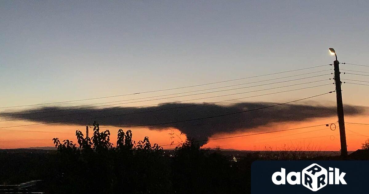 Сухи треви са предизвикали масивен пожар обхванал площ с размери