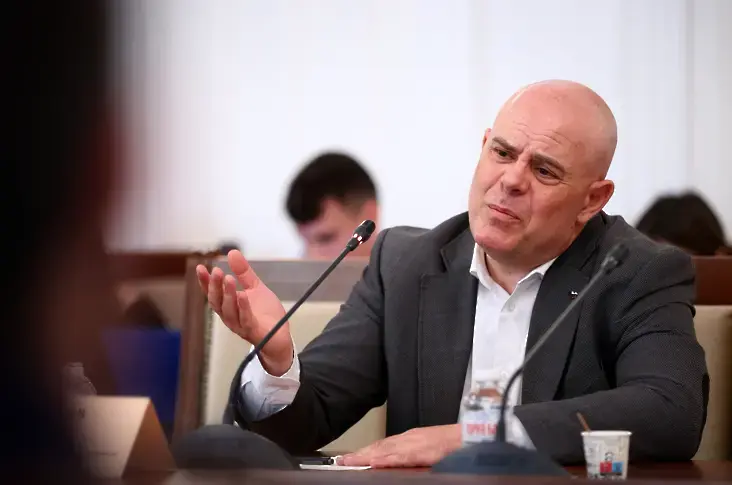 Гешев става адвокат в Перник