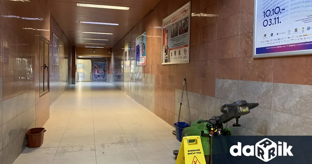 Теч в столичното метро Подадени са сигнали че покривът на