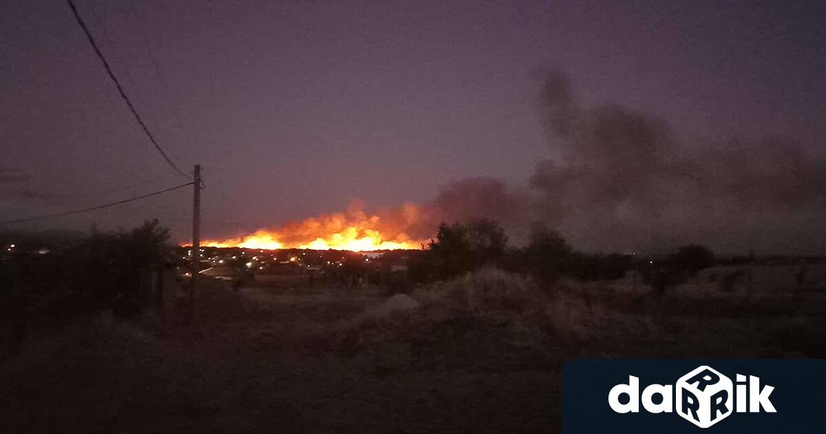 Силно задимяване е предизвикал пожарв землището на село Старосел съобщиха