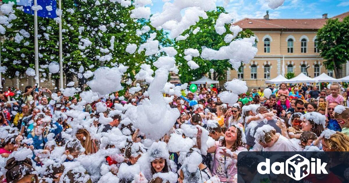 Машина за пяна анимационни герои и много игри и изненади