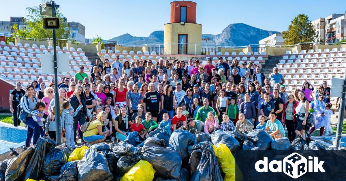 С много ентусиазъм и общи усилия десетки доброволци служители на