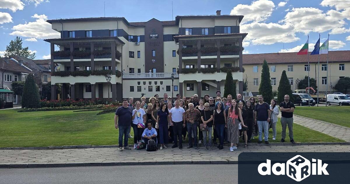 Кметът на Община Трявна заедно с уредникът на галерия Гъбенски