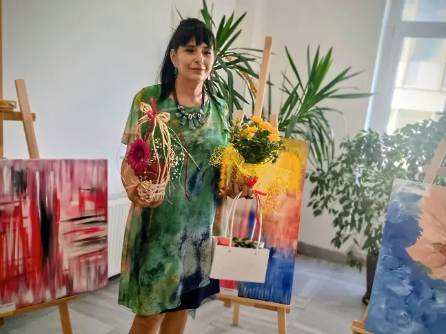 Снежана Петрова откри  своя изложба живопис в Община Мездра