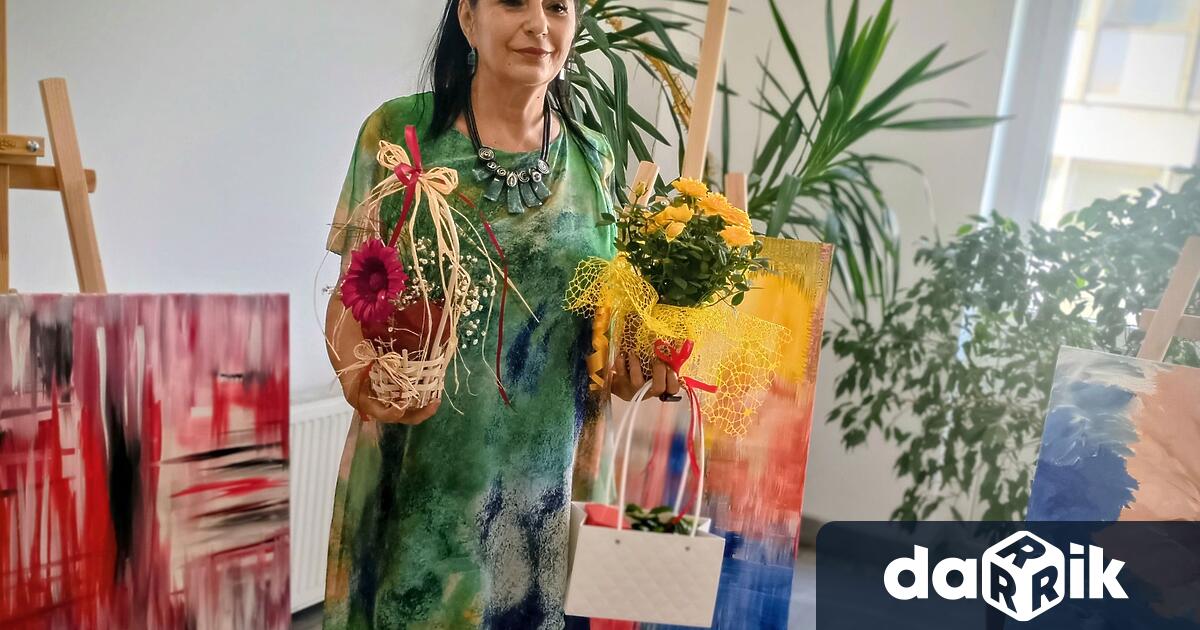 По покана на Градската художествена галерия Снежана Петрова подреди самостоятелна