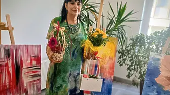Снежана Петрова откри  своя изложба живопис в Община Мездра