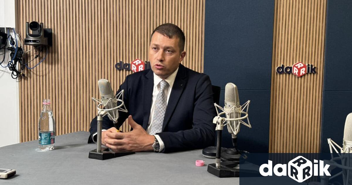 Д р Георги Станулов е завършил Медицински университет — София с