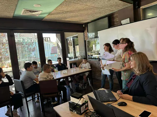 Изнесен урок на тема: „Съединението и независимостта на България“ беше изнесен в гр. Левски