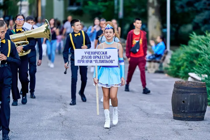 Малки и големи се хванаха на хоро при откриването на петото издание на фестивала „От бай Дико до „Тико, тико…“/СНИМКИ/