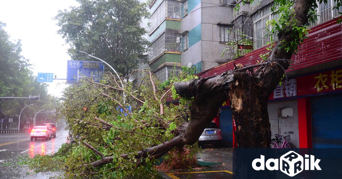 Супертайфунът Рагаса се стовари върху южен Китай с разрушителна сила