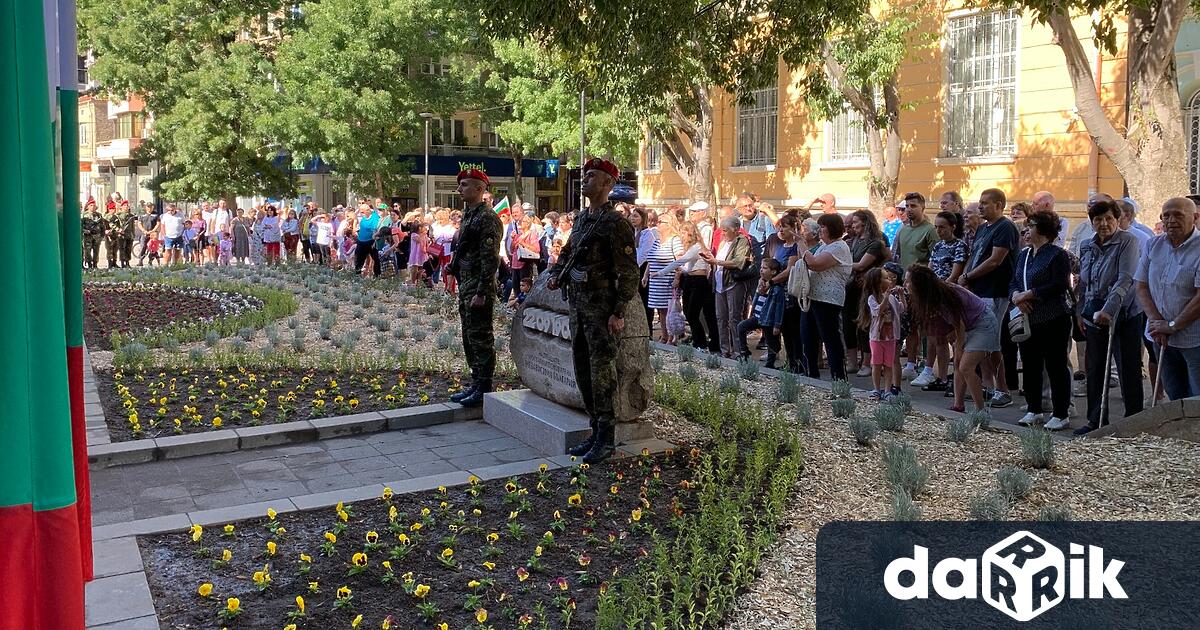 С поднасяне на венци и цветя пред паметната плоча на