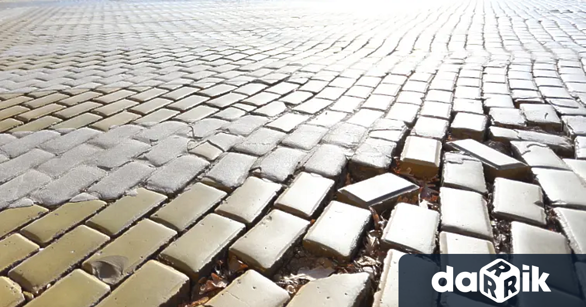 Ударна съботна бригада кърти жълтите павета за да сложи антипаркинг