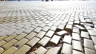 Къртят жълтите павета, за да сложат антипаркинг колчета при служебния вход на парламента 
