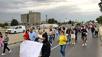 Жителите на село Труд излизат на протест, затварят част от Карловско шосе