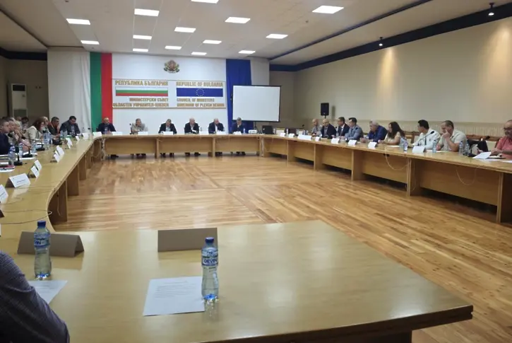 Необходимото количества бутилирана вода е доставено във всички учебни заведения преди първия учебен ден, директорите по места организират навременното ѝ раздаване на децата