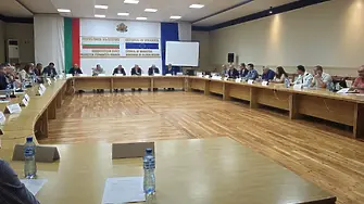 Необходимото количества бутилирана вода е доставено във всички учебни заведения преди първия учебен ден, директорите по места организират навременното ѝ раздаване на децата