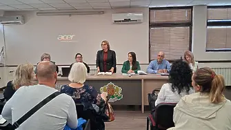 РУО и Областна управа събраха над 100 образователни медиатора в дискусия за връщането на децата в клас