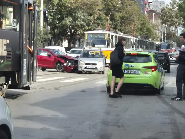 Катастрофа блокира движението на бул. „Янко Сакъзов“ в София